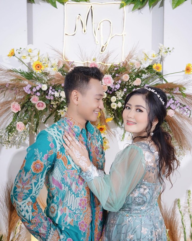 Adik Via Vallen, Mella Rossa dilamar pria bernama Danny Prastyo H.  Acara lamaran tersebut berjalan lancar dengan dekorasi rustic. Dan pada hari bahagianya itu, Mella bergaya memakai dress pale turquoise dengan detail tangan kain tile yang manis. Sedangkan Danny memakai batik lengan panjang dengan warna yang senada dengan Mella. Foto: Instagram @mellross_08
