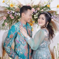 Adik Via Vallen, Mella Rossa dilamar pria bernama Danny Prastyo H.  Acara lamaran tersebut berjalan lancar dengan dekorasi rustic. Dan pada hari bahagianya itu, Mella bergaya memakai dress pale turquoise dengan detail tangan kain tile yang manis. Sedangkan Danny memakai batik lengan panjang dengan warna yang senada dengan Mella. Foto: Instagram @mellross_08