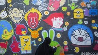 Dinding jalan di kawasan Rawajati, Jakarta, tampak dihiasi dengan beragam gambar dan warna.