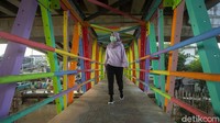 Warga secara bergotong royong menghiasi kawasan tempat tinggal mereka tersebut dengan beragam warna.