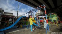 Tak hanya menghiasi dengan beragam gambar dan warna, kolong fly over di kawasan itu juga dibuatkan taman untuk anak-anak bermain.