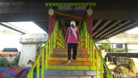 Fly over yang tadinya dikenal kumuh ini perlahan mulai dirubah imagenya oleh warga.