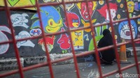 Warga secara bergantian mengecat kawasan itu sejak siang hingga malam hari.