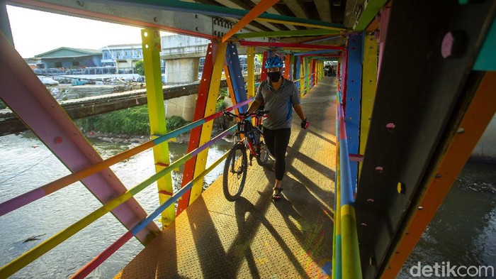 Kawasan Rawajati di selatan Jakarta tampak dipenuhi dengan beragam warna. Warna-warni di kawasan itu diketahui merupakan hasil kreasi warga sekitar.