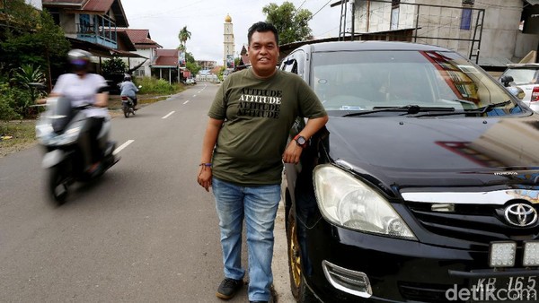 Penghasilannya pun diakui sangat menurun dibanding sebelumnya. Yang biasa dalam sebulan bisa 4 kali keluar negeri, kini dalam sebulan sekali aja sudah beruntung bisa untuk memenuhi kebutuhan hidupnya.