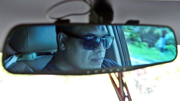 Profesi sopir taksi di Kalimantan Barat tentu menjadi pekerjaan yang asyik bagi Wahyudi (Yudhi Ndut). Bagaimana tidak, area yang dijelajahi mencakup 3 negara.