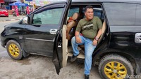 Sejak tahun 2002, angkutan umum yang mengatarkan ke perbatasan negara tetangga seperti sekarang (Damri) belum ada.  Jadi mau tidak mau, orang yang ingin berpergian lewat jalur darat, harus menyewa taksi atau travel.