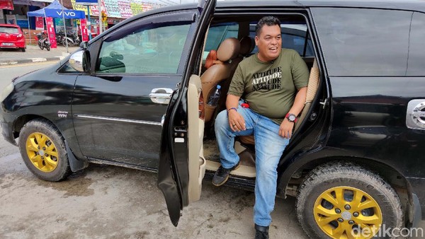 Sejak tahun 2002, angkutan umum yang mengatarkan ke perbatasan negara tetangga seperti sekarang (Damri) belum ada. Jadi mau tidak mau, orang yang ingin berpergian lewat jalur darat, harus menyewa taksi atau travel. Sejak tahun 2002, angkutan umum yang mengatarkan ke perbatasan negara tetangga seperti sekarang (Damri) belum ada. Jadi mau tidak mau, orang yang ingin berpergian lewat jalur darat, harus menyewa taksi atau travel.