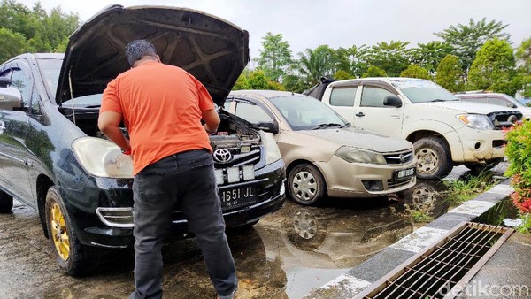 Di awal-awal merintis karir sebagai sopir lintas negara, Negara Brunei yang ia jalani, jalanan saat itu terbilang masih cukup OK karena masih bisa dilintasi oleh kendaraan biasa, tak perlu double gardan. 