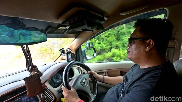 Selama kurang lebih 18 tahun menjadi sopir Taksi ia mengaku sudah melintasi 3 negara yang ada di daratan Borneo, Kalimantan Barat, Malaysia hingga Brunei Darussalam.
