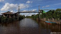 Inilah salah satu pintu gerbang masuk menuju Danau Sentarum dari arah Selimbau. Seperti diketahui, daerah sekitar Danau Sentarum ini dihuni oleh masyarakat dari berbagai suku Dayak dan Melayu. Masih penasaran dengan Indahnya Danau Sentarum? 