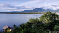 Selama air pasang, kita juga bisa menggunakan motor bandong untuk berkeliling kawasan Danau Sentarum yang luas itu. Makanya kenapa Festival Danau Sentarum itu selalu digelar di akhir tahun. Sayang, tahun ini pandemi COVID-19 tak mengijinkan semua kegiatan yang mendatangkan kerumunan.