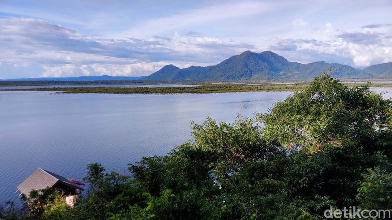 Jalan-jalan ke Kapuas Hulu belum lengkap rasanya bila tidak menikmati dan merasakan indahnya Danau Sentarum. Terlebih saat pagi dan sore hari. Seperti ini nih.