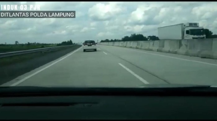 Mobil oleng disetop polisi