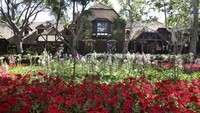  Di dalamnya pernah memiliki 22 bangunan, termasuk kebun binatang yang mencakup gajah, jerapah hingga orangutan. Ada pula bioskop, studio tari hingga stasiun kereta bergaya disney. (Mark J. Terrill, file/AP) 