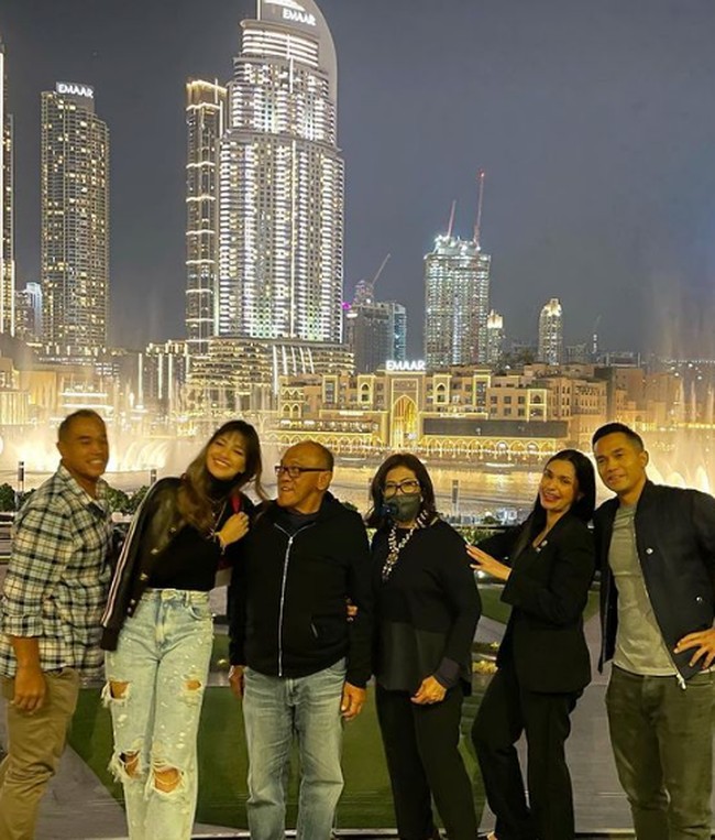 Berpose dengan latar belakang pemandangan gedung-gedung pencakar langit, Nia Ramadhani terlihat menikmati momen kebersamaannya dengan keluarga Bakrie. Fashionably Lucky! tulisnya pada caption foto. Foto: Instagram/@ramadhaniabakrie
