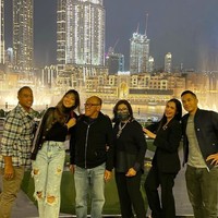 Berpose dengan latar belakang pemandangan gedung-gedung pencakar langit, Nia Ramadhani terlihat menikmati momen kebersamaannya dengan keluarga Bakrie. Fashionably Lucky! tulisnya pada caption foto. Foto: Instagram/@ramadhaniabakrie