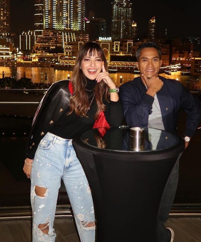Dubai jadi destinasi Nia Ramadhani untuk menghabiskan akhir tahun 2020. Ia pun merilis foto kebersamaan dirinya beserta suami, Ardi Bakrie, dan keluarga Bakrie selama di sana. Foto: Instagram/@ramadhaniabakrie