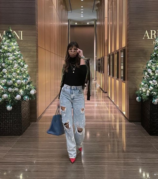 Ia melengkapi penampilannya dengan pointy shoes warna fuchsia dan tote bag warna biru. Foto: Instagram/@ramadhaniabakrie