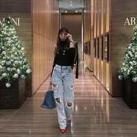 Ia melengkapi penampilannya dengan pointy shoes warna fuchsia dan tote bag warna biru. Foto: Instagram/@ramadhaniabakrie