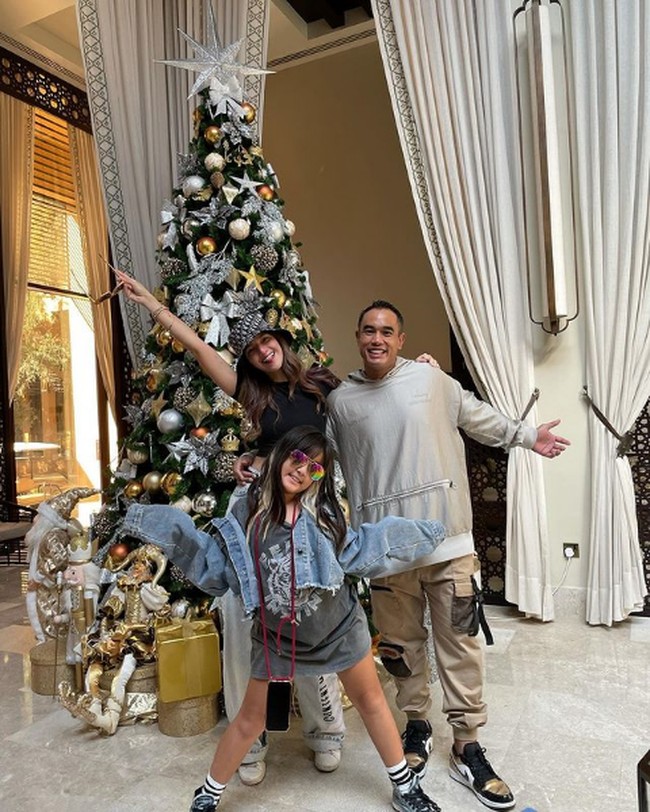 Di tengah liburan, tak lupa Nia Ramadhani mengucapkan selamat Natal bagi mereka yang merayakan. Merry Christmas EVERYONE!!!! tulisnya pada caption foto bersama Ardi Bakrie dan sang putri. Foto: Instagram/@ramadhaniabakrie