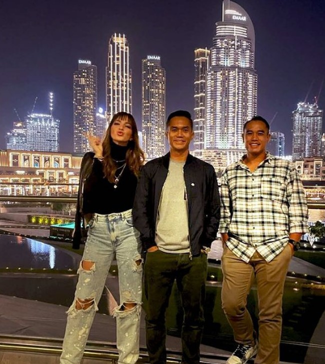 Tampil edgy saat liburan di tengah pandemi virus Corona, ibu tiga anak ini mengenakan jaket dipadu halter neck dan jeans high-waist beraksen sobek-sobek. Foto: Instagram/@ramadhaniabakrie