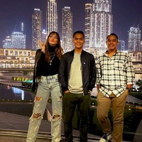 Tampil edgy saat liburan di tengah pandemi virus Corona, ibu tiga anak ini mengenakan jaket dipadu halter neck dan jeans high-waist beraksen sobek-sobek. Foto: Instagram/@ramadhaniabakrie