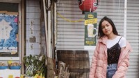 Jalan-jalan ke Jepang, Oubrey pose di depan toko sayuran segar. Cant stand cute veggie store, tulisnya. Foto: Instagram oubreyaulia