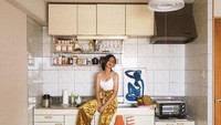 Dengan outfit kece, Oubrey pose keren di dapur. Di keterangan foto ia juga mengatakan ingin punya rumah sendiri setidaknya sebelum lulus kuliah. Foto: Instagram oubreyaulia