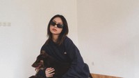 Oubrey telah mengelak tuduhan itu dan mengatakan dirinya tidak punya hubungan asmara dengan Sabian. Hal senada juga disampaikan Sabian yang menyebut Oubrey hanya rekan bisnis. Foto: Instagram oubreyaulia