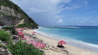 Pasir putih pantainya sungguh memanjakan kaki dan mata. (Bonauli/detikcom)