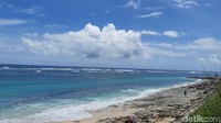 Tersembunyi di balik tebing, Pantai Pandawa menyuguhkan surga lain bagi para pemburu vitamin sea. (Bonauli/detikcom)