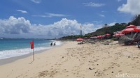 Di tengah pandemi, pantai ini pun sangat sepi. (Bonauli/detikcom)