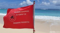 Terkenal sebagai tempat surfing, wisatawan dilarang berenang karena tingginya gelombang. (Bonauli/detikcom)