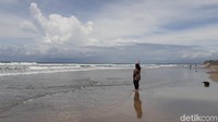 Pantai Seminyak biasanya ramai dan sesak, tapi di tengah pandemi pantai ini jadi sepi. (Bonauli/detikcom)