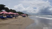 Sepi begini, Pantai Seminyak justru cantik dan mempesona nih. Cocok buat foto-foto liburanmu. (Bonauli/detikcom)