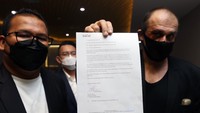 Pada kesempatan itu pula Presiden Direktur PT Shield Security Solution Bo Michael Olsson meminta maaf kepada Bank Mandiri yang disampaikan melalui kuasa hukum Bank Mandiri Jimmy Simanjuntak seusai pemeriksaan di Bareskrim Polri, Senin (28/12/2020). Foto: dok. Bank Mandiri