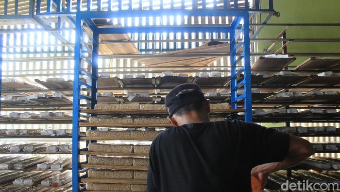 Pengrajin tempe di Kabupaten Bandung.