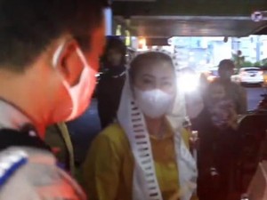 Selain Uang, Perempuan Misterius di Tanah Abang Juga Bagikan Sembako