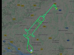 Ajak Orang Vaksinasi COVID-19, Pilot Gambar Alat Suntik Raksasa di Udara