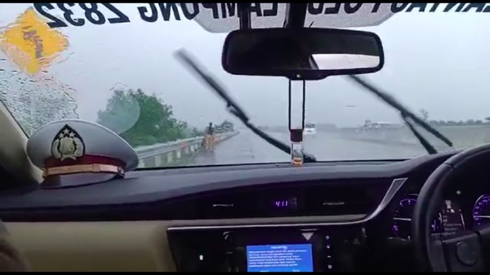 PJR Ditlantas Polda Lampung mengekuasi ibu dan dua anak yang jalan kaki di Tol Trans Sumatera.