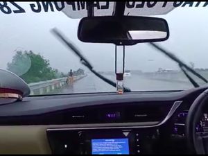 Cekcok dengan Suami, Ibu Bawa 2 Anak Jalan Kaki di Tol Lampung Dievakuasi