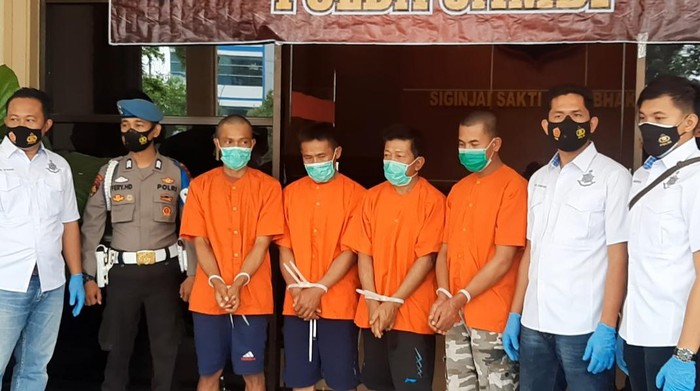 Polda Jambi tangkap 4 terduga dalam kerusuhan di Kerinci, Jambi.