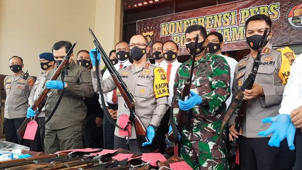 Polda Jambi tangkap 4 terduga dalam kerusuhan di Kerinci, Jambi.