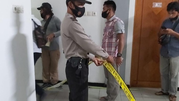 Polisi melakukan olah TKP penemuan mayat di hotel di Banjarmasin, Kalsel.