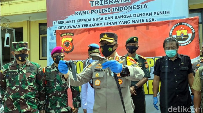 Polisi perlihatkan barang bukti kasus curanmor di Sukabumi.