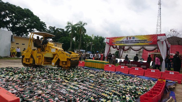 Polres Cilegon musnahkan 5.600 botol miras hasil razia dari warung jamu hingga tempat hiburan malam
