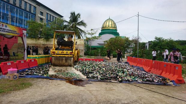 Polres Cilegon musnahkan 5.600 botol miras hasil razia dari warung jamu hingga tempat hiburan malam