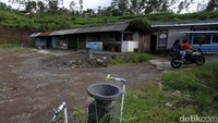 Tempat tersebut ditutup karena status Siaga Level III Gunung Merapi belum diturunkan.