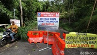 Akses menuju Bukit Klangon ditutup dengan barrier.